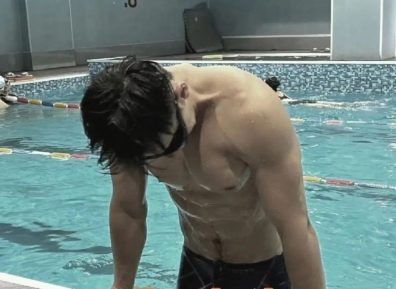 游泳队腹肌帅哥体育生,网友辣评:请三个一起.......