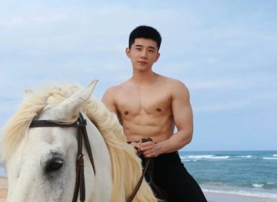 内娱寸头肌肉男菩萨,荷尔蒙狂飙引遐想!