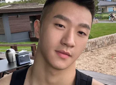 帅哥不管是背心还是白袜 怎么拍都好看