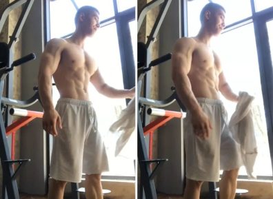 24岁筋肉小伙穿灰裤子自拍，老阿姨都不淡定了