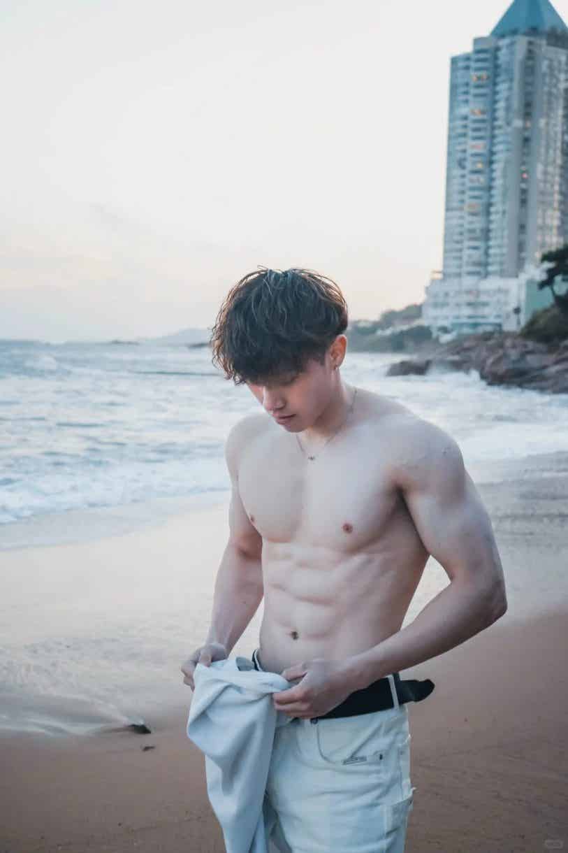 图片[1]-北体182cm冷白皮体育生，腹肌太撩人了！-小蓝短视频