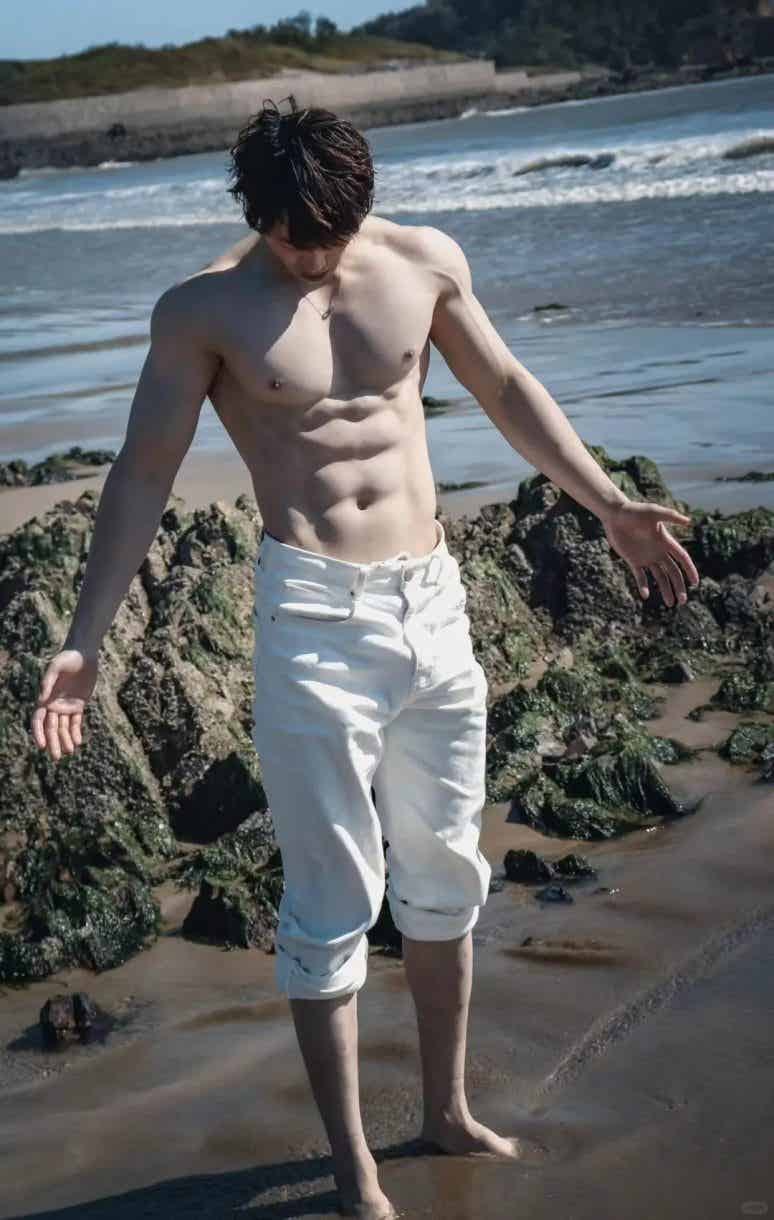 图片[3]-北体182cm冷白皮体育生，腹肌太撩人了！-小蓝短视频