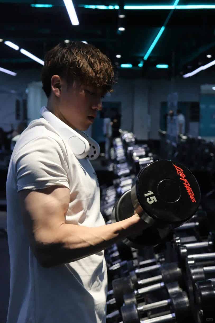 图片[7]-北体182cm冷白皮体育生，腹肌太撩人了！-小蓝短视频