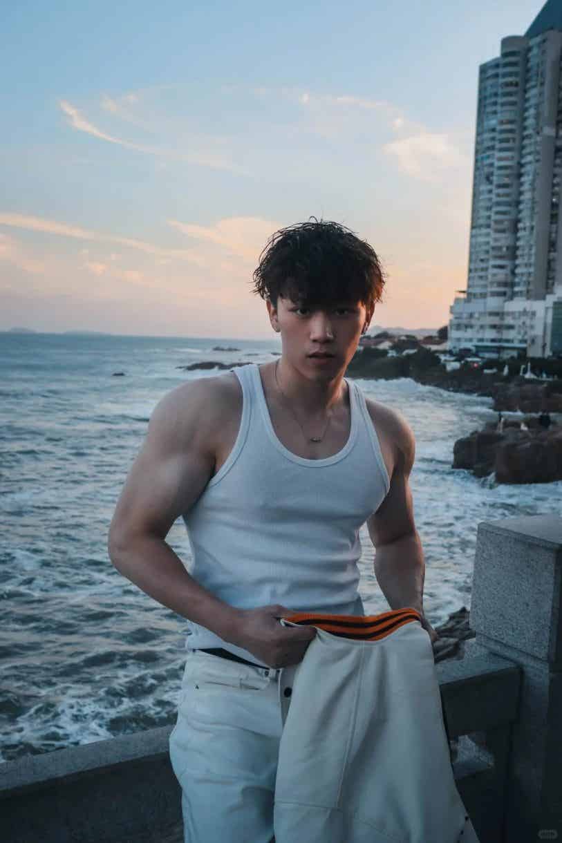 图片[10]-北体182cm冷白皮体育生，腹肌太撩人了！-小蓝短视频