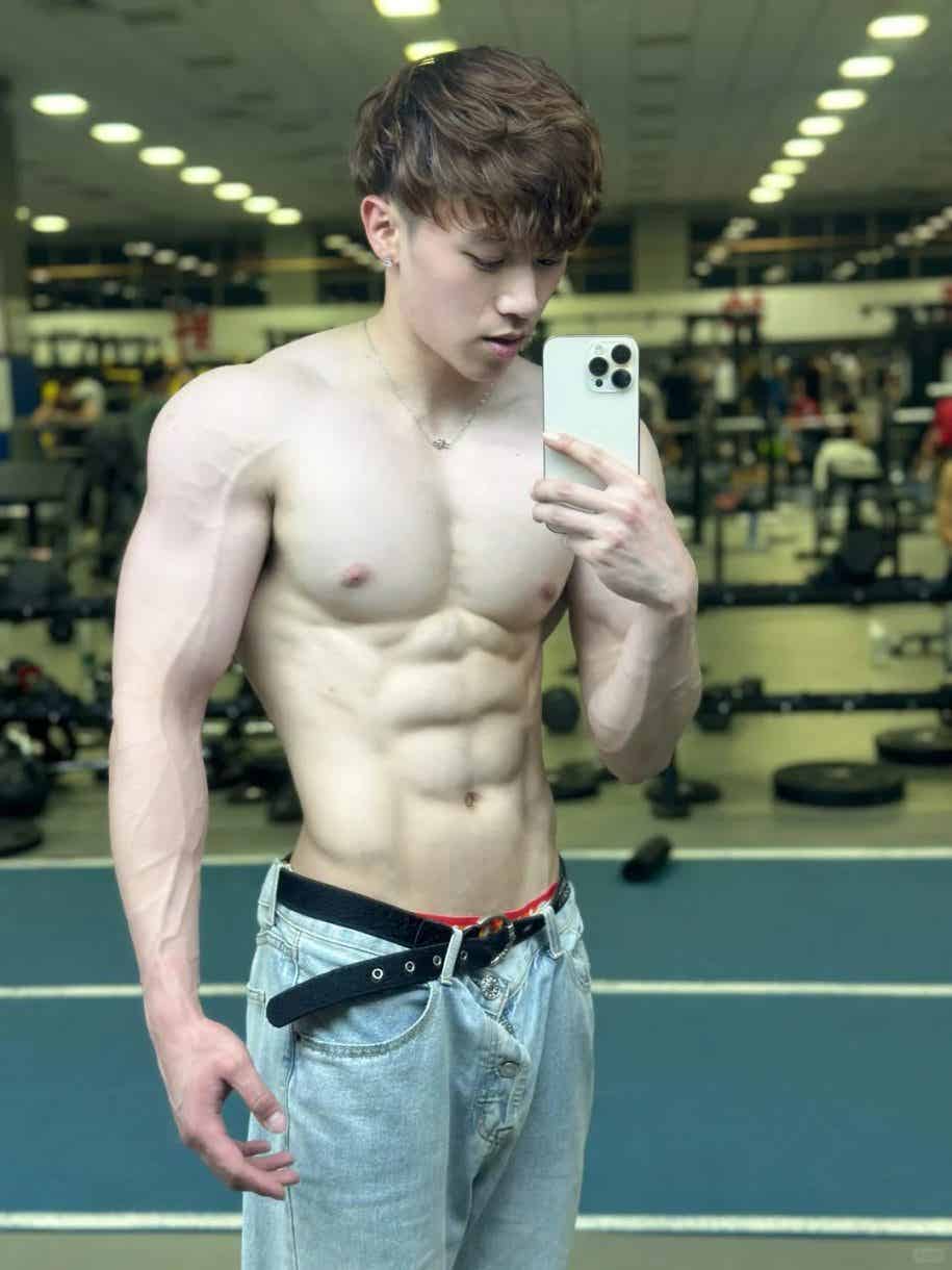 图片[16]-北体182cm冷白皮体育生，腹肌太撩人了！-小蓝短视频