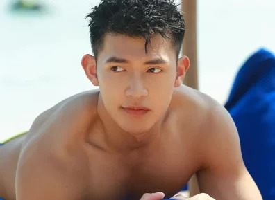 帅炸沙滩的黑皮型男腹肌撩人,小泳裤太时尚了!