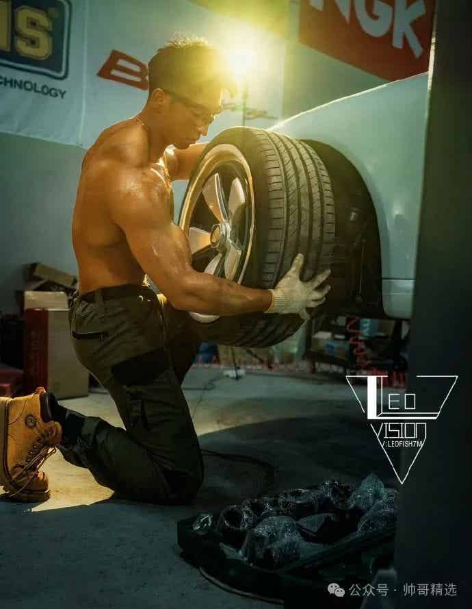 图片[1]-你的肌肉老攻return在修车 你应该做些什么？-小蓝短视频