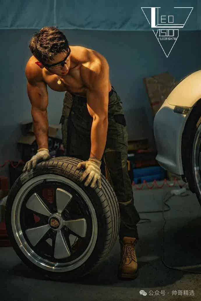 图片[3]-你的肌肉老攻return在修车 你应该做些什么？-小蓝短视频
