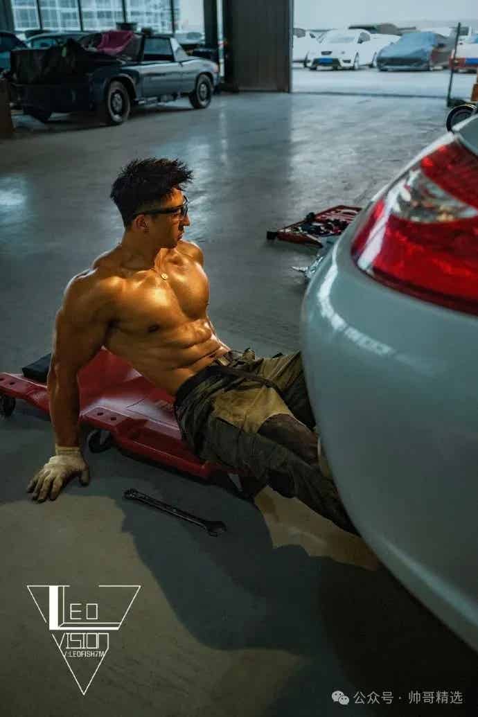 你的肌肉老攻return在修车 你应该做些什么？-小蓝短视频