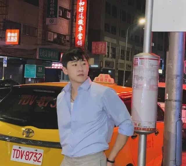 图片[10]-穿粉色比基尼泳裤的大鼻子帅哥看起来性感又纯-小蓝短视频