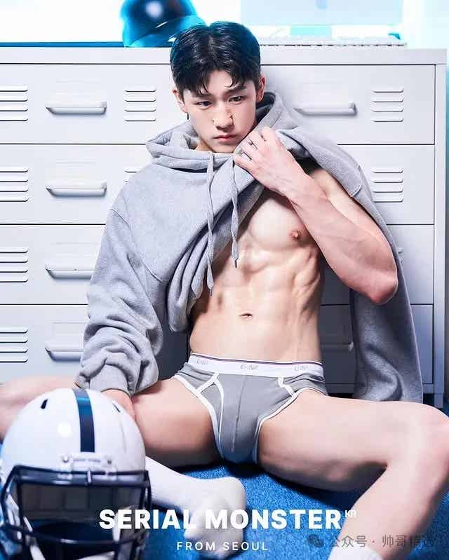 图片[11]-穿粉色比基尼泳裤的大鼻子帅哥看起来性感又纯-小蓝短视频