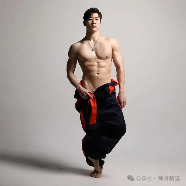 图片[12]-穿粉色比基尼泳裤的大鼻子帅哥看起来性感又纯-小蓝短视频