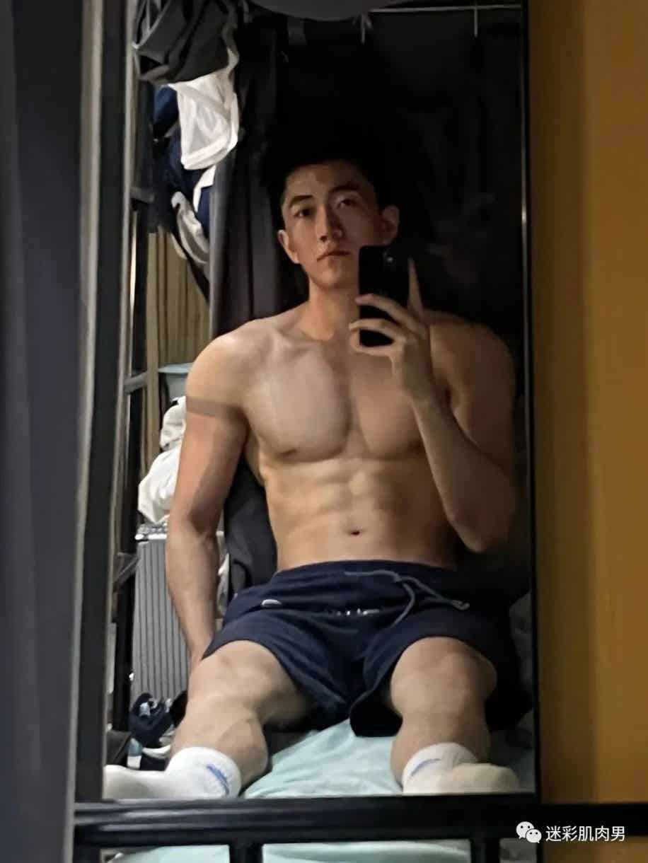 图片[4]-寝室男大体育生短裤裤拉太低自拍？长得太粗壮了！-小蓝短视频
