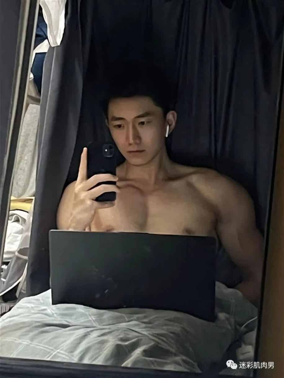 图片[7]-寝室男大体育生短裤裤拉太低自拍？长得太粗壮了！-小蓝短视频