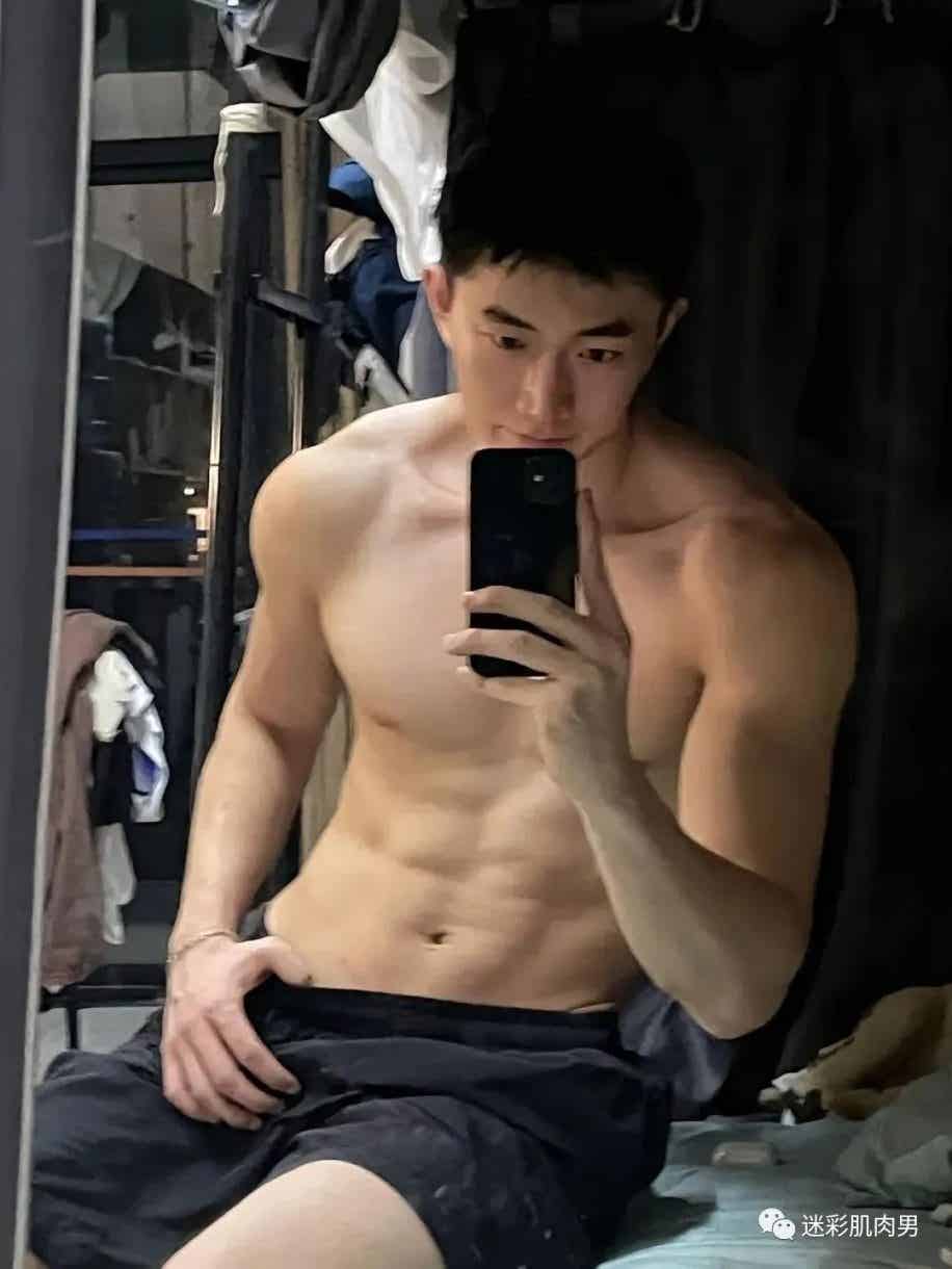 图片[10]-寝室男大体育生短裤裤拉太低自拍？长得太粗壮了！-小蓝短视频