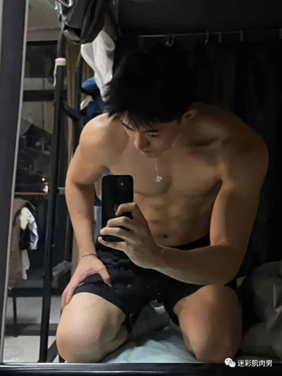 图片[12]-寝室男大体育生短裤裤拉太低自拍？长得太粗壮了！-小蓝短视频