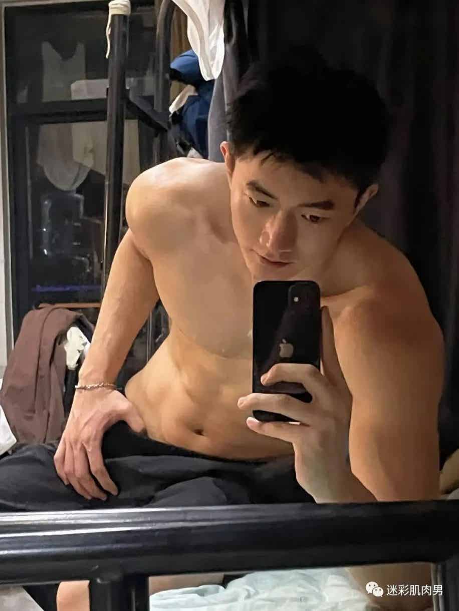 图片[17]-寝室男大体育生短裤裤拉太低自拍？长得太粗壮了！-小蓝短视频