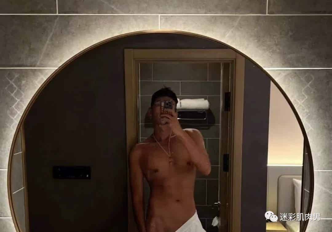 寝室男大体育生短裤裤拉太低自拍？长得太粗壮了！-小蓝短视频