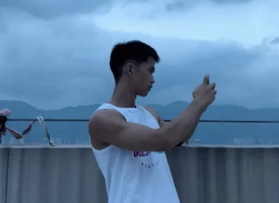 打篮球的腹肌小哥哥，撩衣让人爱了