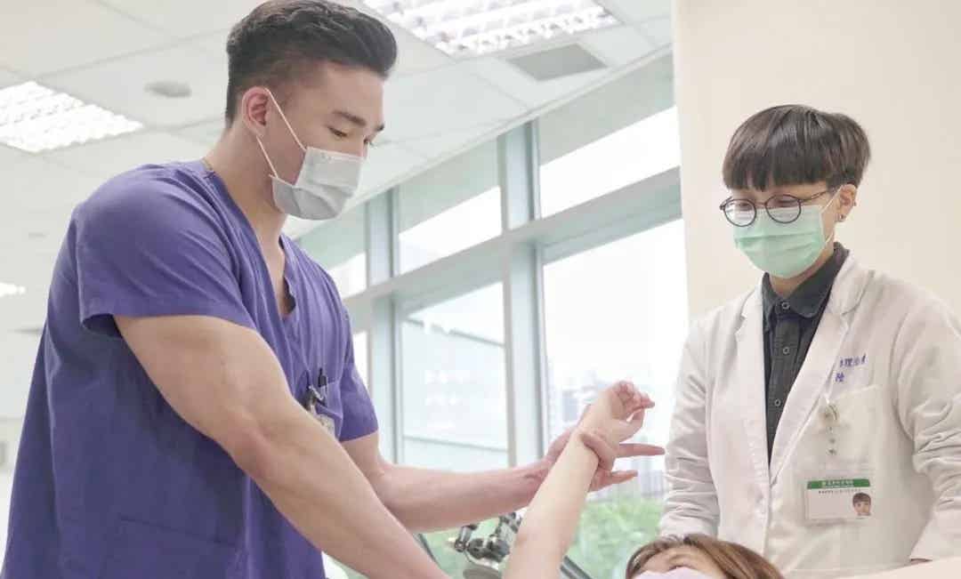 图片[3]-斯文医生平时一本正经，私下的肌肉写真放飞自我-小蓝短视频