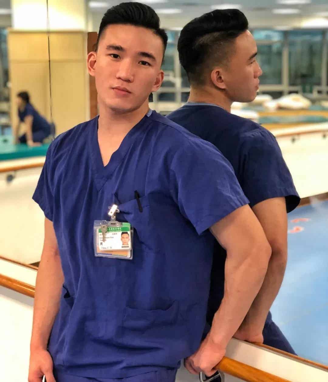 图片[8]-斯文医生平时一本正经，私下的肌肉写真放飞自我-小蓝短视频