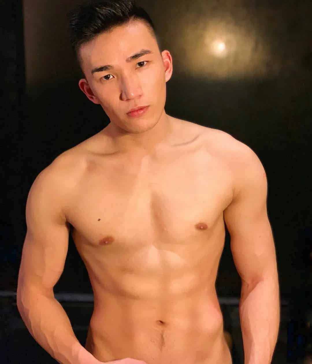 图片[10]-斯文医生平时一本正经，私下的肌肉写真放飞自我-小蓝短视频