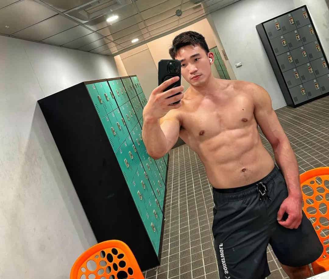 图片[12]-斯文医生平时一本正经，私下的肌肉写真放飞自我-小蓝短视频