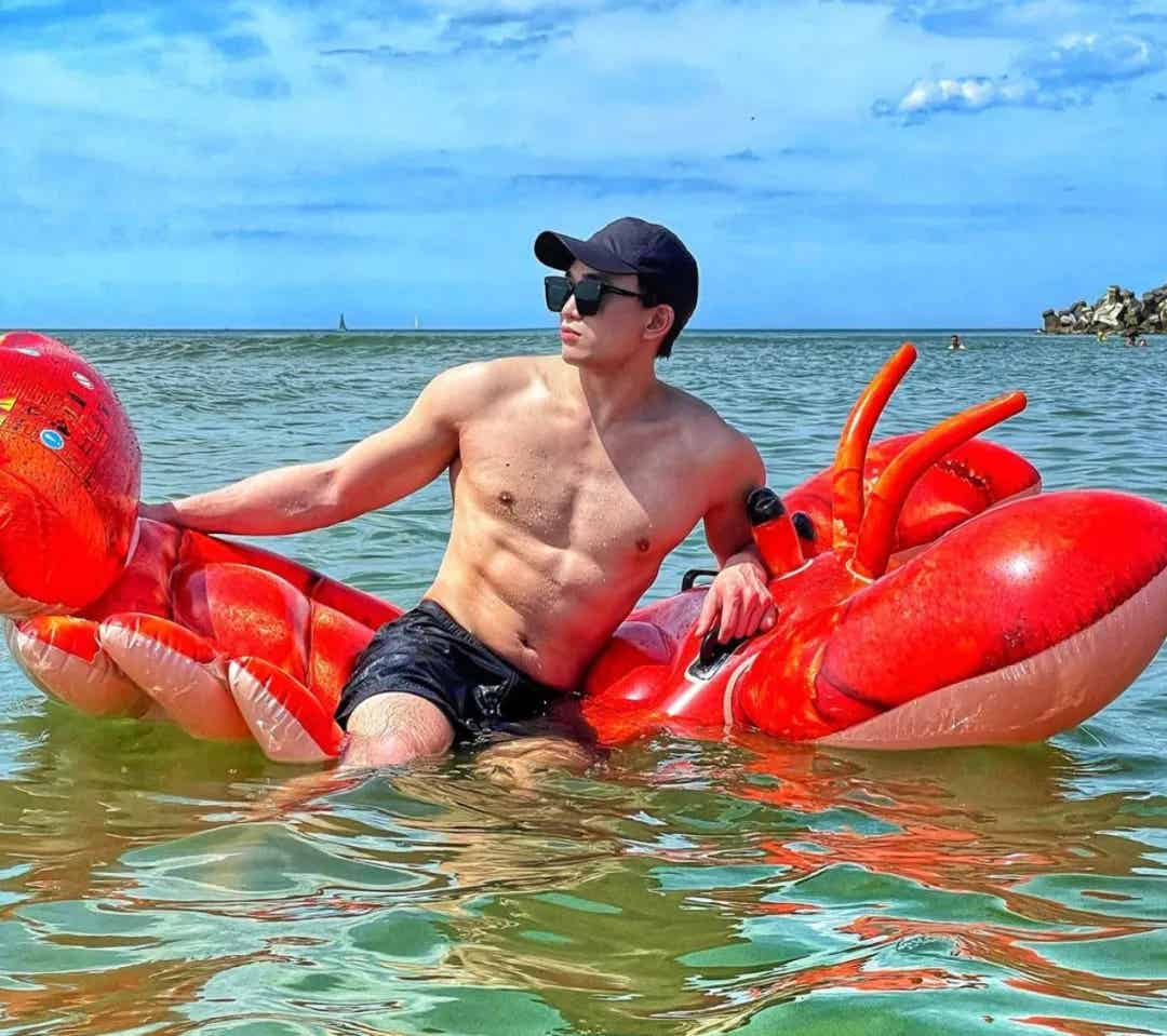 图片[14]-斯文医生平时一本正经，私下的肌肉写真放飞自我-小蓝短视频