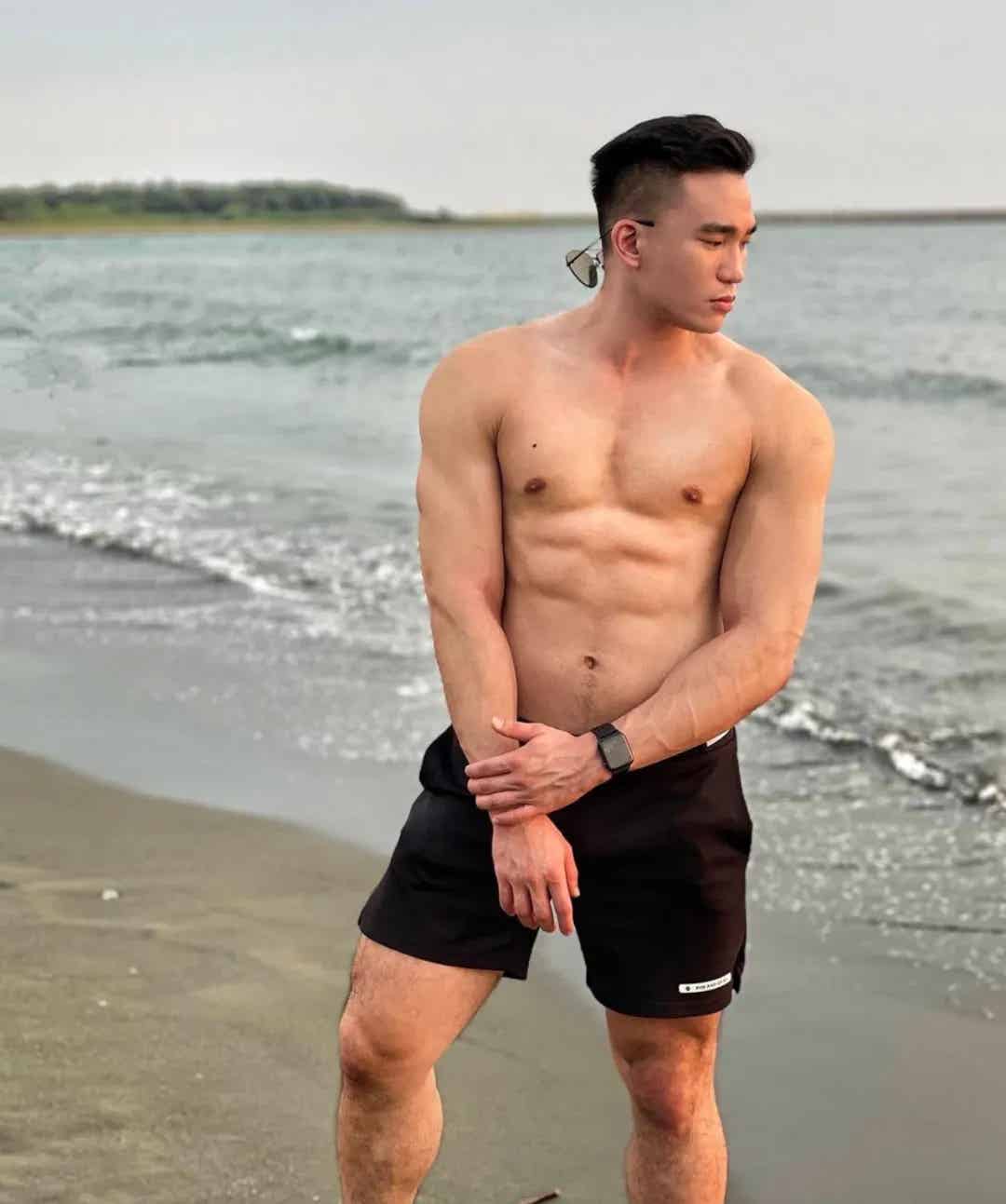 图片[16]-斯文医生平时一本正经，私下的肌肉写真放飞自我-小蓝短视频