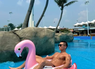 超饱满大胸肌黑皮猛汉子 泳裤游泳照超诱