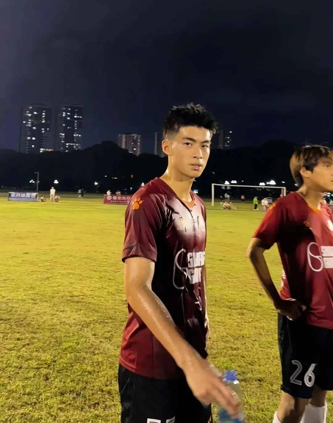 图片[20]-被刘姥姥称赞鼻子大！山东体院20岁足球体育生男大，我可以了-小蓝短视频