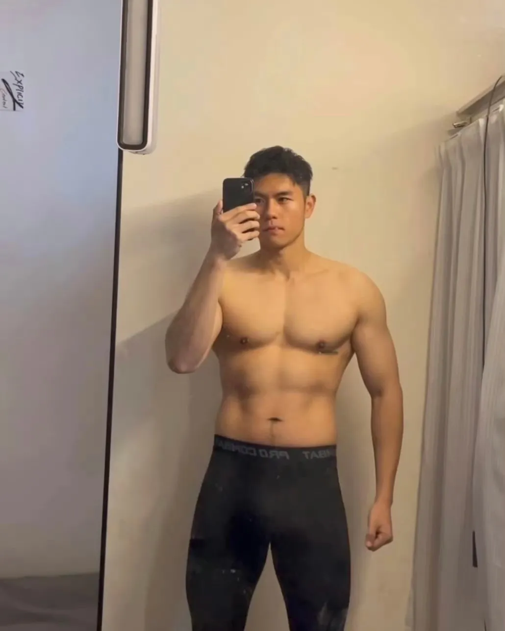 图片[4]-黝黑硬自拍照来袭，叉腿样子真帅呀！-小蓝短视频