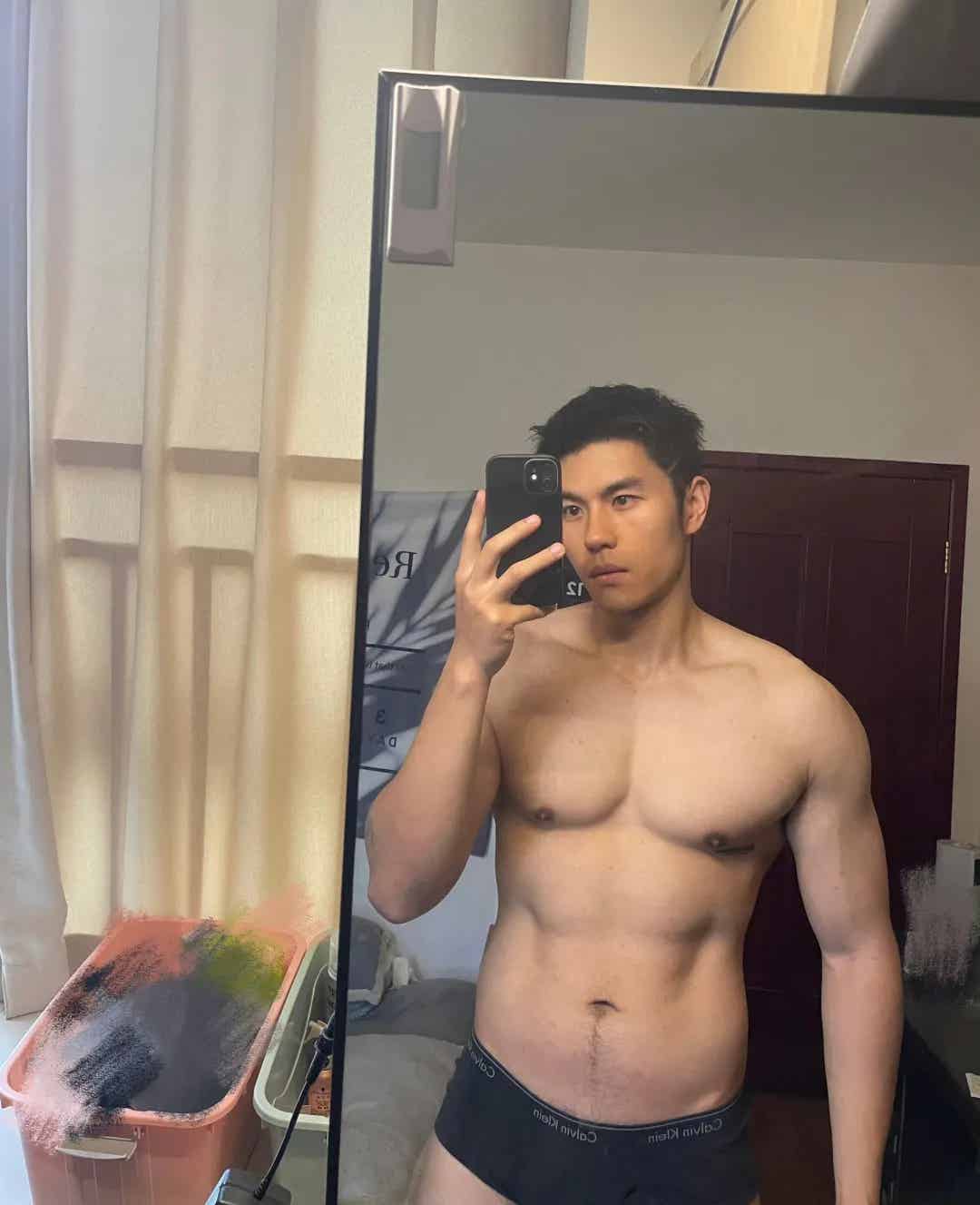 图片[7]-黝黑硬自拍照来袭，叉腿样子真帅呀！-小蓝短视频