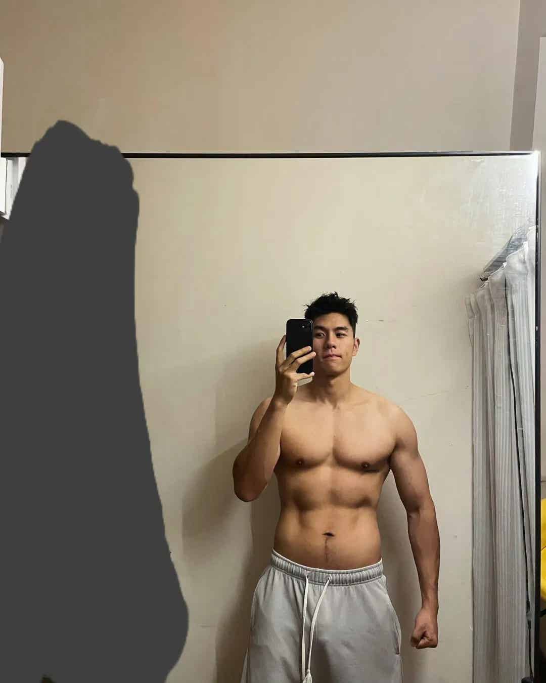 图片[10]-黝黑硬自拍照来袭，叉腿样子真帅呀！-小蓝短视频