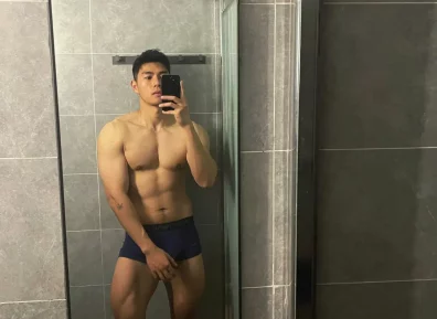 黝黑硬自拍照来袭,叉腿样子真帅呀!