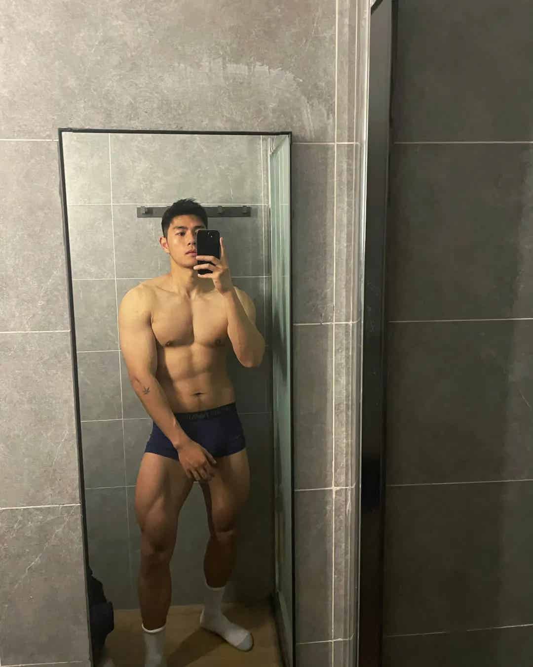 黝黑硬自拍照来袭，叉腿样子真帅呀！-小蓝短视频