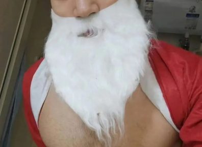肌肉小哥cos圣诞老人，网友直呼快来我家啊！