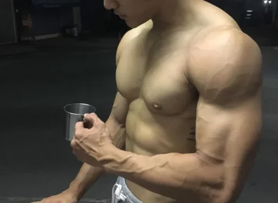 31岁泰版许光汉，拉丝胸大肌六块腹肌，这宽肩窄腰真羡煞旁人