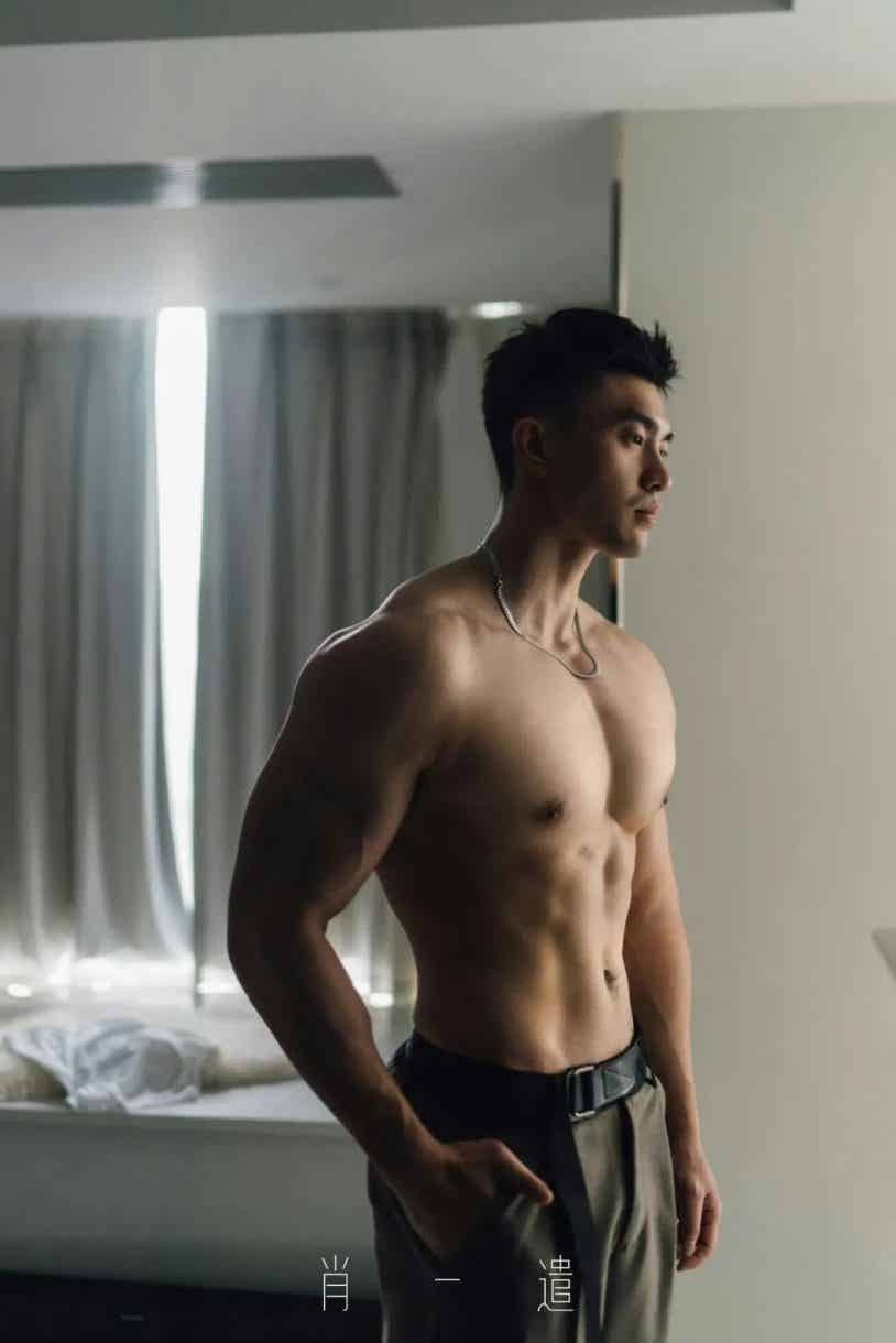 图片[1]-肌肉室友坐沙发上 裹浴巾展示大胸肌-小蓝短视频