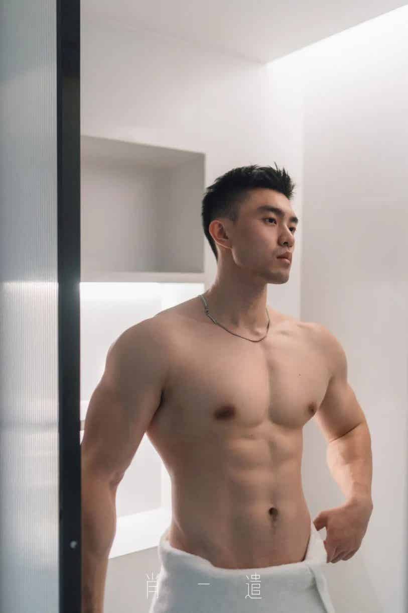 图片[2]-肌肉室友坐沙发上 裹浴巾展示大胸肌-小蓝短视频