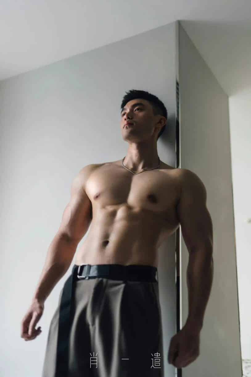 图片[3]-肌肉室友坐沙发上 裹浴巾展示大胸肌-小蓝短视频