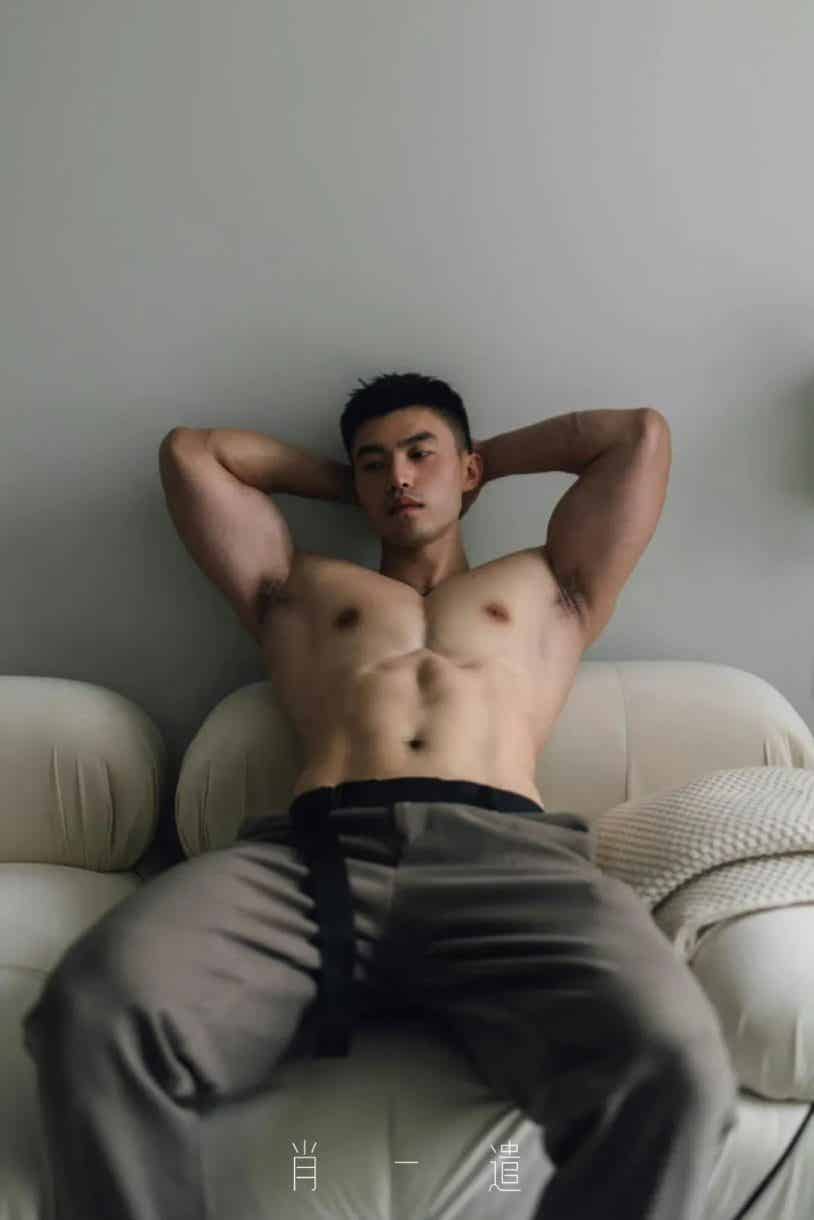 图片[4]-肌肉室友坐沙发上 裹浴巾展示大胸肌-小蓝短视频