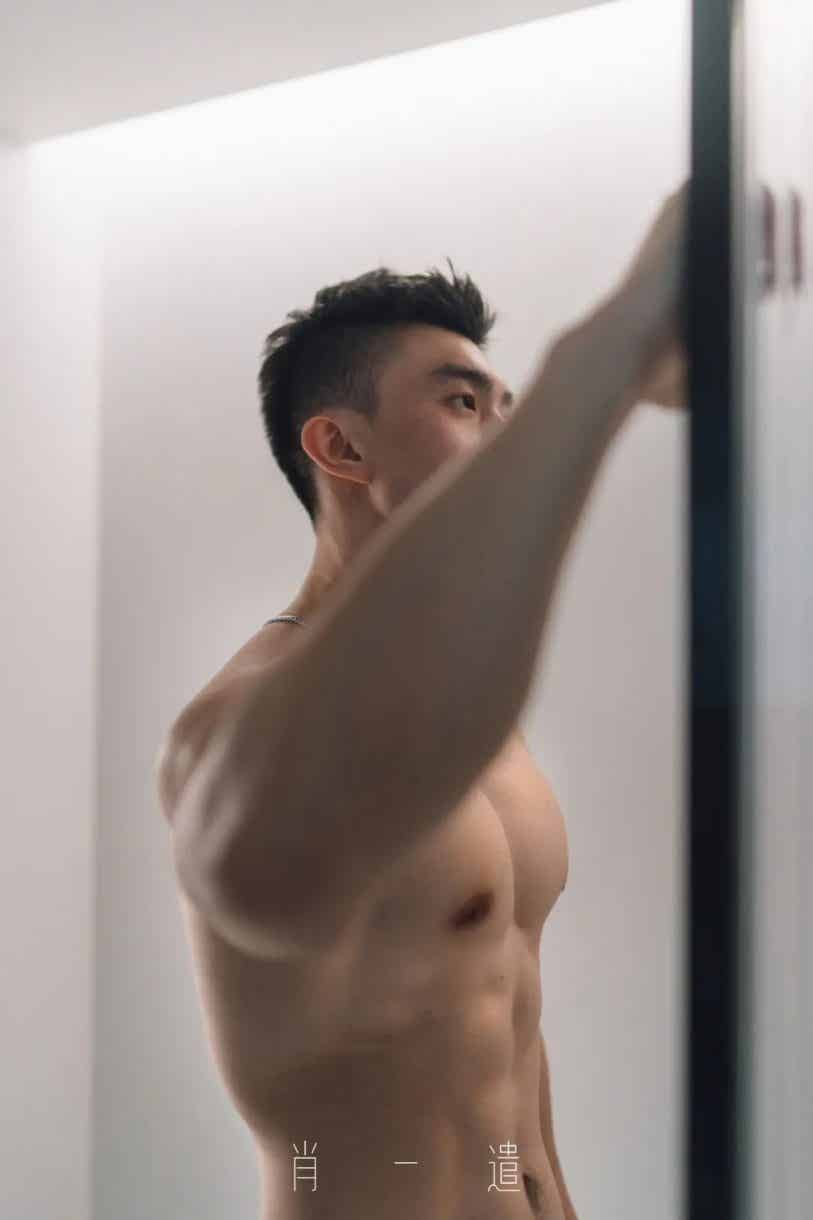 图片[5]-肌肉室友坐沙发上 裹浴巾展示大胸肌-小蓝短视频