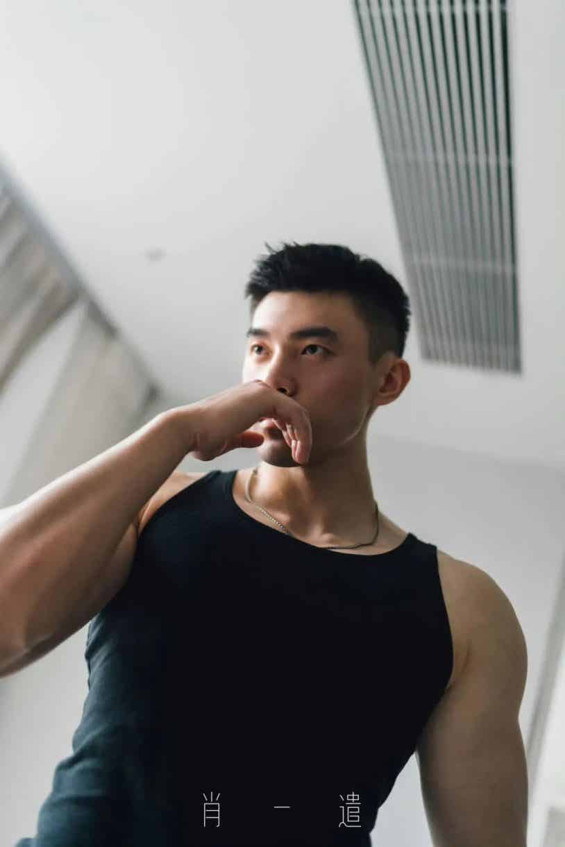 图片[8]-肌肉室友坐沙发上 裹浴巾展示大胸肌-小蓝短视频