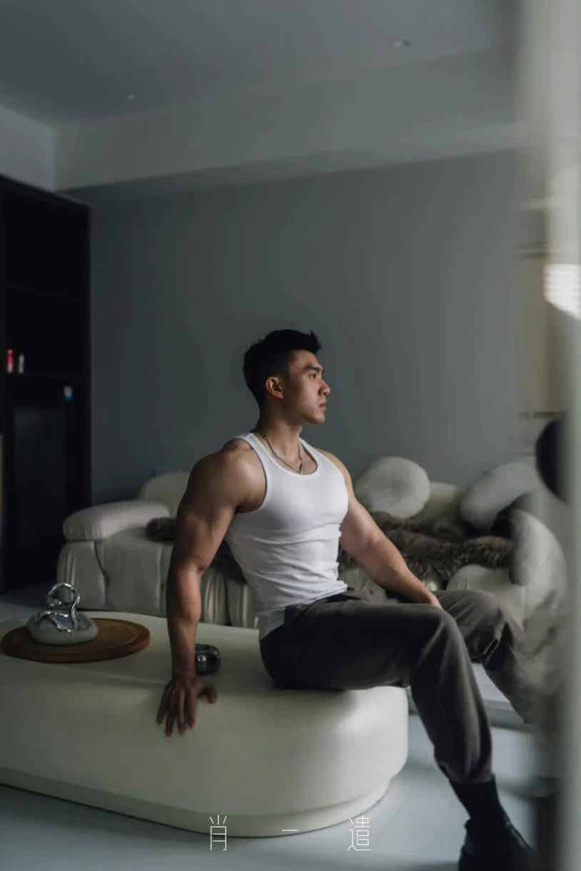 图片[9]-肌肉室友坐沙发上 裹浴巾展示大胸肌-小蓝短视频