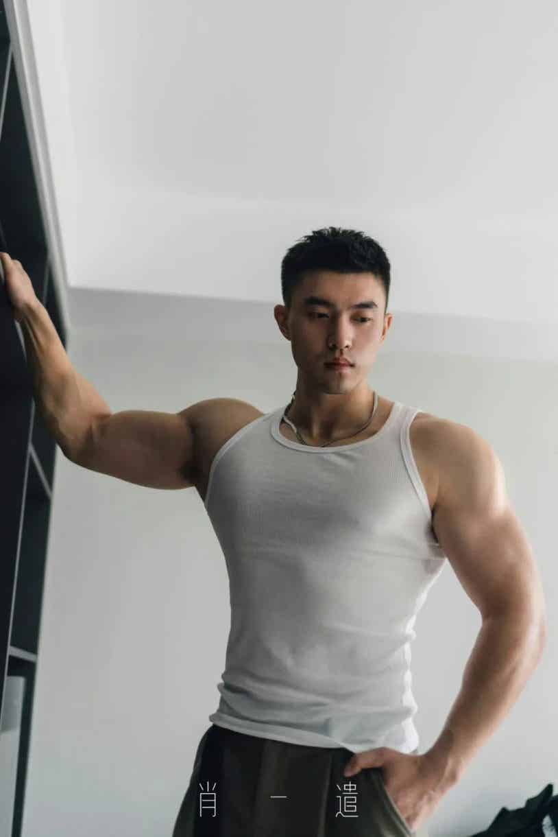 图片[10]-肌肉室友坐沙发上 裹浴巾展示大胸肌-小蓝短视频