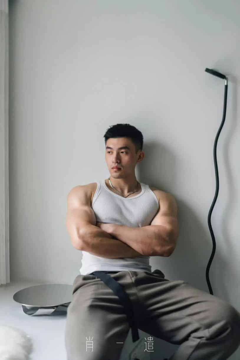 图片[11]-肌肉室友坐沙发上 裹浴巾展示大胸肌-小蓝短视频