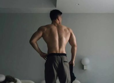 肌肉室友坐沙发上 裹浴巾展示大胸肌