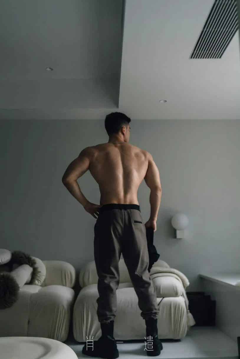 肌肉室友坐沙发上 裹浴巾展示大胸肌-小蓝短视频