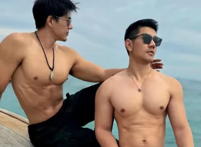 爱穿比基尼泳裤的大鼻子肌肉男 腿毛浓腹肌硬 厚实肌肉大帅B